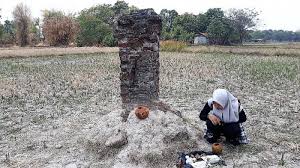 Berbentuk bulat setengah telur dengan bagian atas berbentuk kubah. Batu Bertuah Di Pinang Tangerang Sering Kedatangan Tamu Hingga Tersambar Petir Siang Bolong Tribun Jakarta