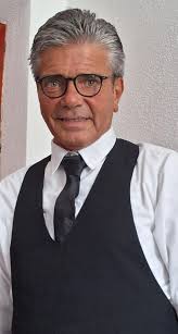 Buonasera cerco lavoro come cameriera di sala con alloggio possibilità a  partire da subito.