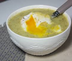Soupe D Epinards Brocolis Et Oeuf Poche Recette Ptitchef Recette Oeuf Poche Brocolis Soupe Epinard