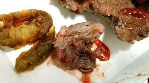 Bahan dasar daging burger atau patty adalah daging sapi giling kemudian dibumbui, dibentuk bulat dan dibakar, patty juga bisa menggunakan bahan lain misal daging ayam giling, seafood bahkan berbahan sayuran untuk para vegetarian dengan membentuknya seperti patty. Hiii Ada Kepala Tikus Dalam Burger Mcdonalds Tribun Kaltim