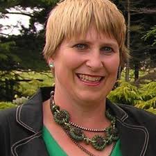 Jackie Phillips (@jackielibrarian)