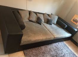 Weniger empfindlich ist glattes leder, da es geschlossene poren besitzt. Big Sofa Xxl Couch Leder Schwarz Grau Mit Kissen In Saarland Saarlouis Ebay Kleinanzeigen