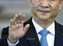 手相暗示大富大贵rich man hand muse crystal male hands rich man man