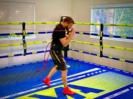 Уже в первом раунде от оставил «автограф» на правом глазу соперника. Vasiliy Lomachenko Vasilij Lomachenko Facebook