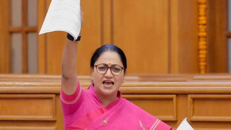 पिछली सरकार की व्यवस्था में लगी दीमक हटा रही हूं', CAG रिपोर्ट पर सीएम रेखा गुप्ता का AAP पर हमला - delhi cm rekha gupta alleges aap financial irregularities