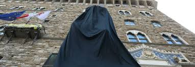 Firenze, un drappo nero sulla statua del David. Nardella: «Gesto di lutto e  dolore per l'Ucraina nel giorno dalla nascita di Michelangelo»