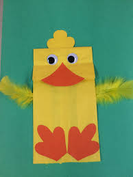 Titere de pato hecho con bolsa de papel y papel de construcción ...