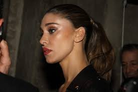 Le sorprese della sua famiglia e degli amici mentre a cantare i suoi brani del cuore sono state le cantanti syria e laura chiatti. Canzone Segreta La Sorpresa Di Belen Rodriguez Con Gaffe Il Dubbio Degli Spettatori In Che Senso Funweek