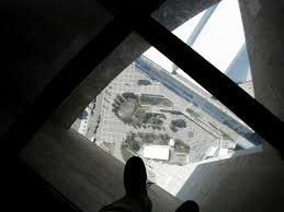 Cn tower is located in downtown in the middle of the rogers centre and the metro toronto convention centre on front street, just north of bremner blvd, not far best time to visit cn tower. Kanada Toronto Glass Floor