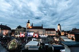 Evident ca toate terasele au fost pline in aceste zile de festival, de apreciat faptul ca s'a pastrat acelasi aer de civilizatie si aici, ocupantii lor bucurandu'se de un suc, o bere rece sau un meniu medieval, cu bun simt si respect pentru eveniment si cei ce participau la el! Artmania Festival And East European Music Conference At The End