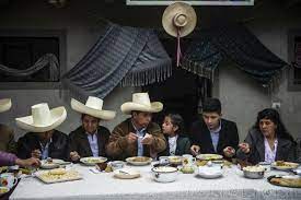 We would like to show you a description here but the site won't allow us. Rodeado De Familia Y Campesinos Castillo Llama A La Tranquilidad En Peru