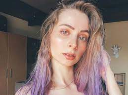 Ecuador antes tenia el cabello corto y cuando estuvo con la anciana se lo dejo crecer es mucho mas grande pero con su poder lo mantiene de ese tamaño.a el le gustaba que la anciana quien se llamaba rosa lo peinaba y le hacia trenzas.eran. Prevenir O Denunciar El Ultimo Video De Yosstop Antes De Ser Detenida