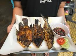 Ikan segar ditandai dengan isi perut ikan yang berwarna kemerahan dan terlihat segar. S3 Marketing Warung Ikan Ini Pasang Iklan Mirip Spanduk Caleg