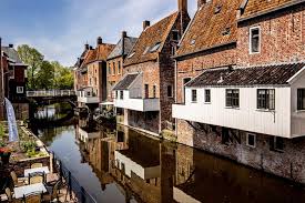 De bed & breakfast biedt een luxe onderkomen in het middeleeuwse centrum van appingedam, welke bekend staat om haar wereldberoemde hangende keukens. Op Bezoek Bij Willem Bos Van De Basiliek Entree Magazine