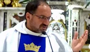 Ischia, il parroco innamorato rompe il silenzio: 'Non rimpiango nulla, un  dono di Dio'