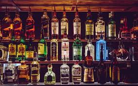 La nueva ley de alcoholes exige, entre otras cosas, mostrar el carnet de identidad al momento de comprar bebidas alcohólicas. Nueva Ley De Alcoholes Conoce Las Nuevas Regulaciones