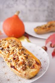 La butternut, un légume pauvre en calories, très riche en eau, la courge butternut comptabilise seulement 45 kilocalories par portion de 100 farcir les butternuts et ajouter quelques tranches de mozzarelle. Courge Butternut Farcie Aux Champignons Noisettes Et Parmesan Il Existe De Nombreuses Varietes De Recette Courge Butternut Recettes De Cuisine Recette Courge