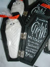 Halloween Einladung Basteln 5 Gruselige Anleitungen Diy Halloween Zenideen Halloween Einladung Halloween Party Einladungen Einladung Basteln