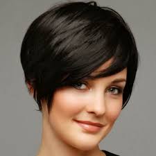 Delicate waves redirect the roundness of the face. 50 Perfect Short Haircuts For Round Faces Hair Motive Hair Motive