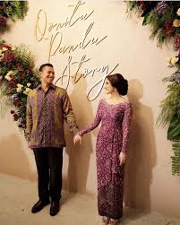 Batik couple kebaya modern atasan wanita brokat baju tunangan lamaran: 10 Ide Busana Lamaran Kompak Sama Pasangan Tanpa Harus 100 Persis Kembaran Tetap Kece Kan