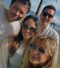 Pasándolo mal con tremenda compañía! @pauli.escobar.stingl  @andreaescobarstingl @cristianbecerra2020 @poli.berg @mariolopezgrant  @emilioescobar.s @mcazenave @mattmbf