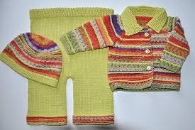 Das tuch kann mit zarten perlen zu einem glanzstück für festliche anlässe werden. Babysachen Umfrage Welche Anleitung Als Nachste Stricken Und Hakeln Mit Elizzza