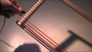 Webrahmen sind eine relativ einfache konstruktion, der perlenwebrahmen ist da keine ausnahme. Anleitung Webrahmen Fur Die Schule Bespannen 1 Youtube