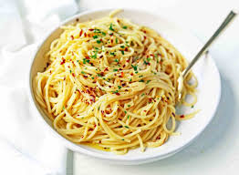 Spaghetti Aglio E Olio Spaghetti Mit Knoblauch Und Olivenol Moderner Honig Rezepte Go Go Go Pasta Rezepte Schnell Aglio Olio Rezept Knoblauch Spaghetti