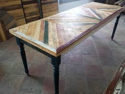 Il s'agit d'une table xl en bois recyclé dans l'esprit des grands. Table Chevron En Bois Recycle Reuse Inc