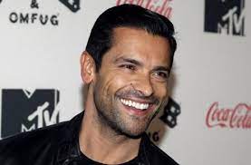 However, her father is directly responsible for the turmoil and misfortune within the muggs household. Mark Consuelos To Play Veronica S Dad On Riverdale Mark Consuelos Riverdale Kelly Ripa