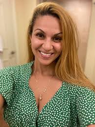 Sarah Hoop's Instagram, Twitter & Facebook