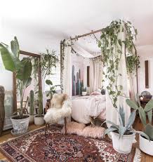 Small Space Decor Tips From This Gorgeous Boho Apartment Domino Home Decor Bedroom Space Decor Interior