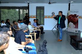In case you are not sure which one of the hyderabad photographers to book, here is a piece of advice that concerns a bridal photoshoot too. Photography Classes In Hyderabad