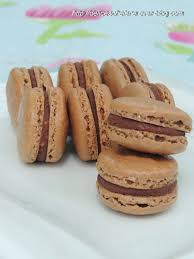 Macarons Chocolat Au Lait Beurre De Cacahuetes Les Delices D Helene Macaron Chocolat Saveurs Macaron Macaron