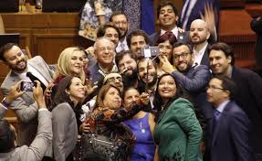 Te invitamos a construir frente amplio nuestro desafío es conformar un movimiento político y social amplio que permita hacer converger, en su diversidad, todos los esfuerzos y las voluntades que permitan cambiar democráticamente la estructuras desiguales de poder en chile. Chile Neue Abgeordnete Von Frente Amplio Treten Ihr Amt An