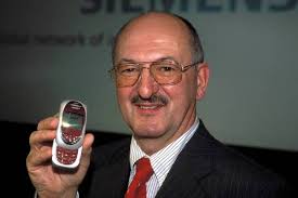 Peter Zapf (GER Vorstand Mobile Kommunikation Siemens AG) beim Fußbad in  seinem