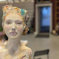 Kelly Thiel's Instagram, Twitter & Facebook