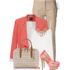 Nötr bir renk tonu olarak dikkat çeken pastel tonlarla iyi bir uyum yakalayan krem rengini şık elbise ve kıyafetlerde sıkça görmek mümkün oluyor. Vizon Rengi Ile Uyumlu Renkler Tarz Kadin