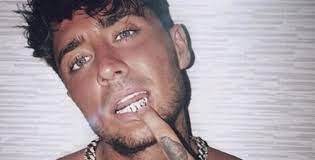 His first tv appearance was in 2011 on shipwrecked. Ct6da86b5e H8m