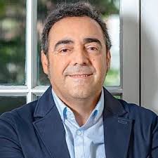 Hay cosas que llegan tarde… pero llegan! Después de 4 años de defender mi  tesis doctoral en plena pandemia, al fin la ceremonia de título!  Oficialmente Doctora en Management ☺️ Gracias Hugh