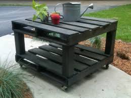 Necesitas Una Mesa Para Tu Jardin Con Esta Propuesta De Reciclaje De Pallets Y Un Poco De Decoracion Con Tarimas Paletas De Madera Muebles Con Palet