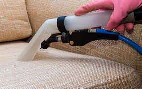 موقع طريقة بقعة وحدة على الكنب القماش بتخلي يصير بشع شوفي هالطريقة للتنظيف بيرجع جديد