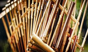 Kordofonkordofon adalah alat musik yang sumber bunyinya berasal dari dawai/tali/senar/corda yang bergetar karena dipetik,digesek,atau dipukul. Alat Musik Tradisional Beserta Gambar Dan Penjelasannya