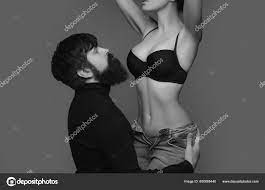 Schöner Bärtiger Mann Der Frauenkörper Berührt Und Ihre Schönen Titten –  Stockfoto © Tverdohlib.com 660866440
