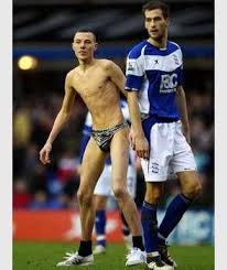 Como jugador se desempeñó de centrocampista y destacó en los años 70' y 80' en varios equipos de la primera división neerlandesa y belga. Ex Bayern Star Toni Verrat Geheimnisse Van Gaal Liess Vor Uns Die Hosen Runter Fc Bayern Munchen Sport Bild