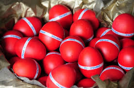 Kemudian rambut yang telah dipotong tersebut ditimbang dan kita disunahkan untuk bersedekah dengan perak sesuai dengan berat timbangan rambut bayi tersebut. Wow Dari Dilempar Hingga Diasapi Inilah Tradisi Unik Menyambut Kelahiran Bayi Dan Anak Di Dunia Blog Unik