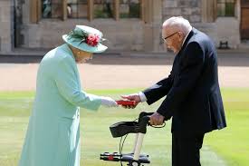 Delighted captain sir tom moore enjoyed a celebratory afternoon tea with his family after being knighted at windsor castle by the queen yesterday. See Queen Elizabeth Confer Captain Tom Moore S Knighthood In Photos