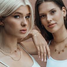 Aurelia Gold's Instagram, Twitter & Facebook