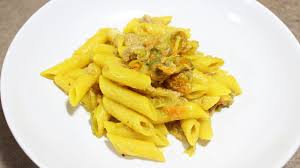 La pasta fiori di zucca e pomodorini è un primo piatto semplice e gustoso, perfetto per la stagione estiva. Pasta Con Tonno Fiori Di Zucca E Zafferano Foodvlogger Youtube