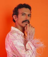 Felipe Cordeiro cercado por divas paraenses em noite quente